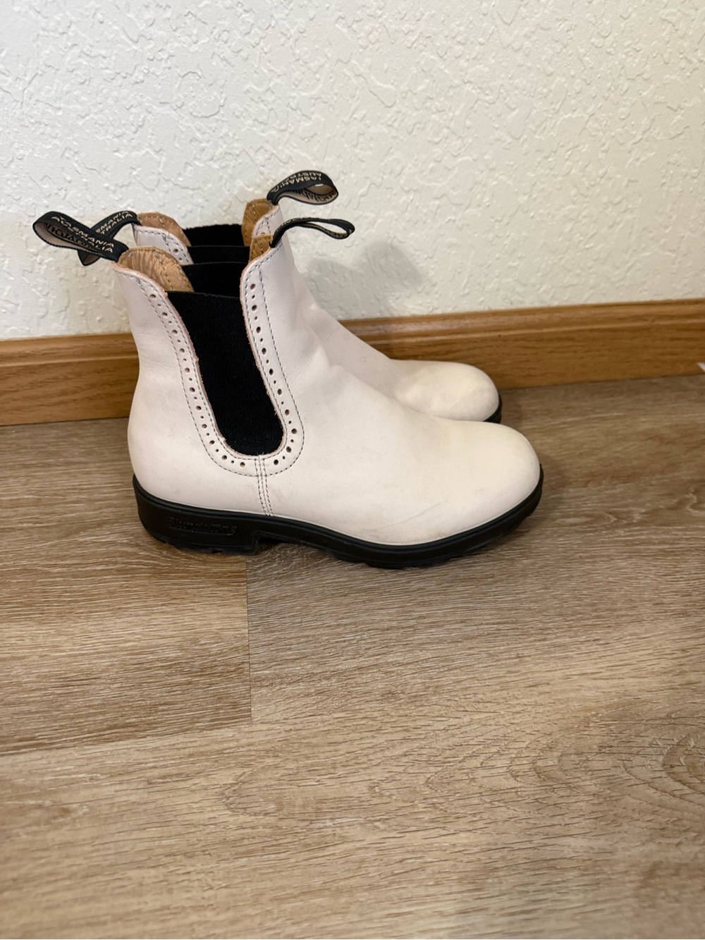 Blundstone Women's Leather Cream Chelsea Boots Size US 7 AU 4 Hiking Outdoor